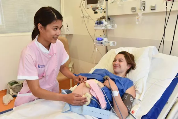 Nouveau-né Fille Dormir À L'hôpital De Maternité Après La Tétée